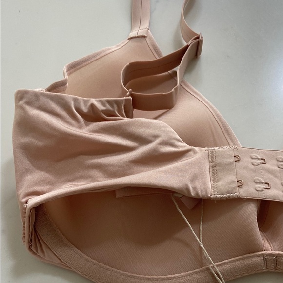 SKIMS Nude Plunge Bra - Picture 6 of 16